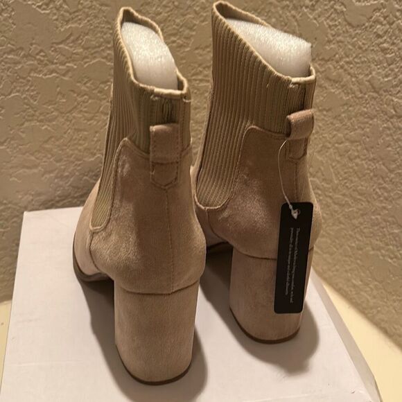 Athlefit Womens 7.5 Pointed Toe Sock Booties Beige Nude Tan Suede Block Heel New - Picture 3 of 9